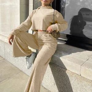 Vue détaillée de la texture gaufrée de cet ensemble décontracté deux pièces beige