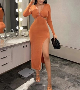 Détail des découpes à la taille et de la fente haute sur une robe sexy orange brûlé