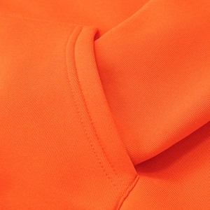 Detail der orangefarbenen Kapuzenpullovertasche mit Rippstrick und feiner Naht