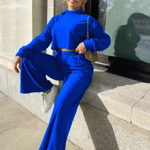 Détails de la texture du sweat à capuche bleu roi et du pantalon large assorti