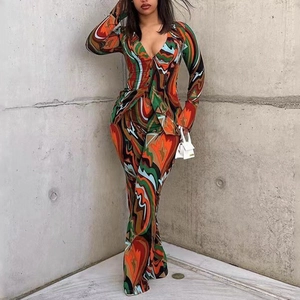 Détail d'un ensemble deux pièces avec chemise col en V profond et pantalon large imprimé