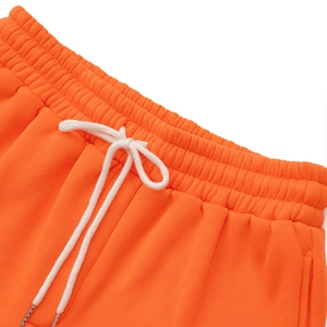 Details des orangefarbenen Kordelzugs mit Metallspitzen an den Baumwollshorts