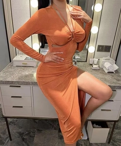 Détail de robe ajustée à col en V avec anneau métallique et fente haute orange