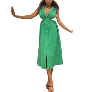 Robe ligne A sans manches vert émeraude élégante avec col en V et taille ajustée