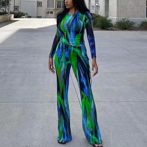 Détail d'un ensemble pour femme avec haut à manches longues et pantalon évasé imprimé