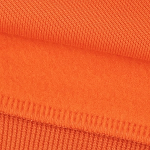 Detailansicht von orangefarbenem Hoodie-Stoff mit Rippbündchen und weichem Fleece-Futter