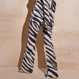 Détail du pantalon évasé à imprimé zèbre à taille haute avec fentes latérales et motif