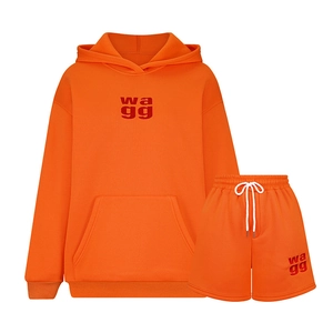Detail der orangen Kordelzug-Shorts mit rotem Logostickerei auf hochwertigem Baumwollstoff