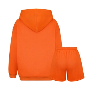 Rückansicht des leuchtend orangefarbenen Kapuzenpullovers und der passenden Shorts