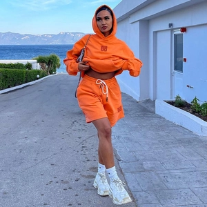 Damen Sportset in Orange mit Kapuzenpullover und Shorts mit Stickerei für Freizeitmode