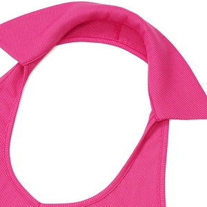 Nahaufnahme der Rippstruktur und des Kragens am pinken gestrickten Neckholder-Top