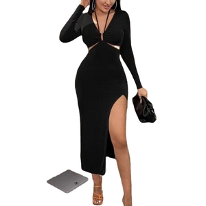 Robe longue noire col en V à manches longues avec découpes à la taille et fente haute
