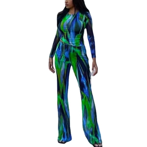Ensemble deux pièces pour femme avec crop top manches longues et pantalon marbré