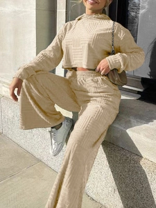 Ensemble beige pour femme avec sweat à capuche court et pantalon large en maille