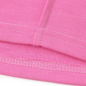 Dettaglio dei pantaloni rosa con orlo a doppia cucitura e rifinitura interna di qualità