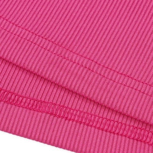 Detaillierte Makroansicht der Doppelnadelnaht und der Rippstricktextur in Rosé-Pink