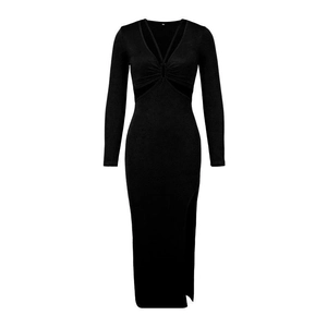 Robe moulante noire à manches longues avec col en V, découpes à la taille et fente haute
