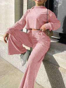Ensemble rose deux pièces avec haut court à capuche et pantalon large à texture gaufrée