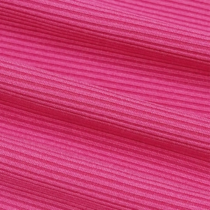 Nahaufnahme der rosaroten Rippstrick-Stofftextur mit elastischen Fasern