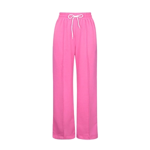 Dettaglio dei pantaloni rosa a gamba larga a vita alta con coulisse bianca regolabile