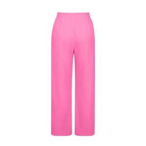 Dettaglio di pantaloni larghi rosa acceso a vita alta con fascia elastica a pieghe