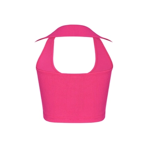 Nahaufnahme der pinkfarbenen Rippstrick-Struktur eines bauchfreien Neckholder-Tops