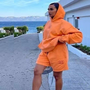 Damen Sportset mit Kapuzenpullover und Shorts in Orange mit CT RE Stickerei-Details