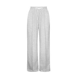 Dettaglio dei pantaloni larghi grigi con vita elastica e coulisse piatta bianca