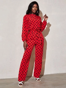 Combinaison rouge à pois noirs avec manches longues et pantalon large pour femmes