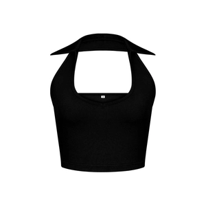 Detailansicht des schwarzen Rippstrick-Crop-Tops mit Polokragen und V-Ausschnitt-Textur