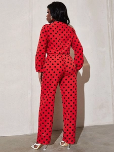 Combinaison rouge chic à pois noirs avec manches longues et pantalon à jambe large