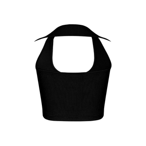 Detailansicht der Rippstruktur und des U-Ausschnitts am schwarzen Halter-Crop-Top