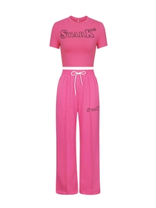 Détail de l'ensemble de sport rose deux pièces avec imprimé STARK et pantalon large
