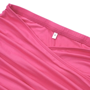 Gros plan sur tissu en maille rose avec étiquette taille S et coutures à double aiguille