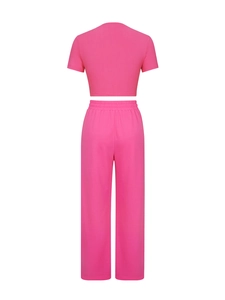 Vue arrière de l'ensemble décontracté rose fuchsia avec crop top et pantalon large