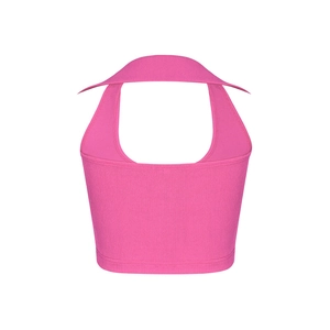 Detailaufnahme der Rippstrick-Struktur und des Neckholder-Designs dieses rosafarbenen Tops