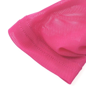 Gros plan sur le tissu en maille rose rouge avec des coutures doubles sur les bords