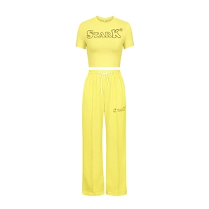 Détail de l'ensemble jaune deux pièces avec T-shirt imprimé STARK et jogging