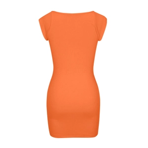 Dettaglio del tessuto a costine arancione e vestibilità bodycon sul retro del mini abito