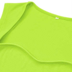 Dettaglio del tessuto a maglia a coste verde neon con trama e etichetta della taglia S