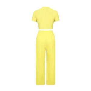 Vue arrière de l'ensemble deux pièces jaune avec tee-shirt court et pantalon en maille large
