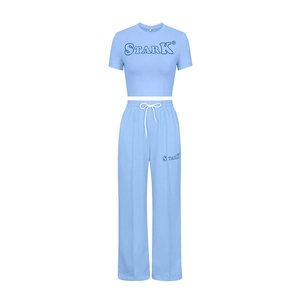 Détail de l'ensemble deux pièces bleu clair avec imprimé STARK et texture de tissu doux