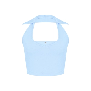 Nahaufnahme des U-Ausschnitts und der feinen Rippstruktur des blauen Strick-Crop-Tops