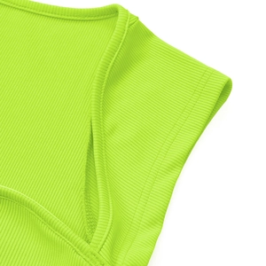 Dettaglio della trama a coste verde neon e cuciture a doppio ago sullo scollo del vestito