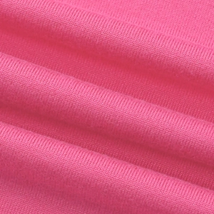 Gros plan sur un tricot rose rouge montrant une texture délicate et des détails plissés