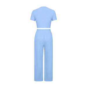 Détail du pantalon large à taille haute bleu clair et de l'ensemble haut court à manches courtes