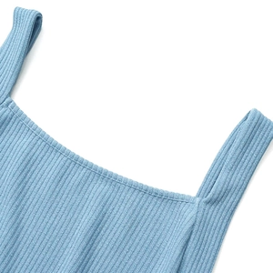 Détail du débardeur en maille côtelée bleu clair montrant l'encolure et les coutures