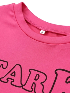 Détail du col d'un t-shirt rose rouge avec étiquette taille S et texture tricotée