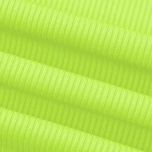 Dettaglio ravvicinato della trama in maglia a coste verde neon dell'abito aderente