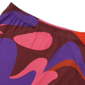 Détail du tissu en maille côtelée avec imprimé abstrait vif et taille élastique